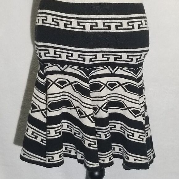 ALICE & OLIVIA Dress Sz S Black Ivory Sweater Stripe Darby Knit Aztec Drop Waist - Picture 2 of 10
